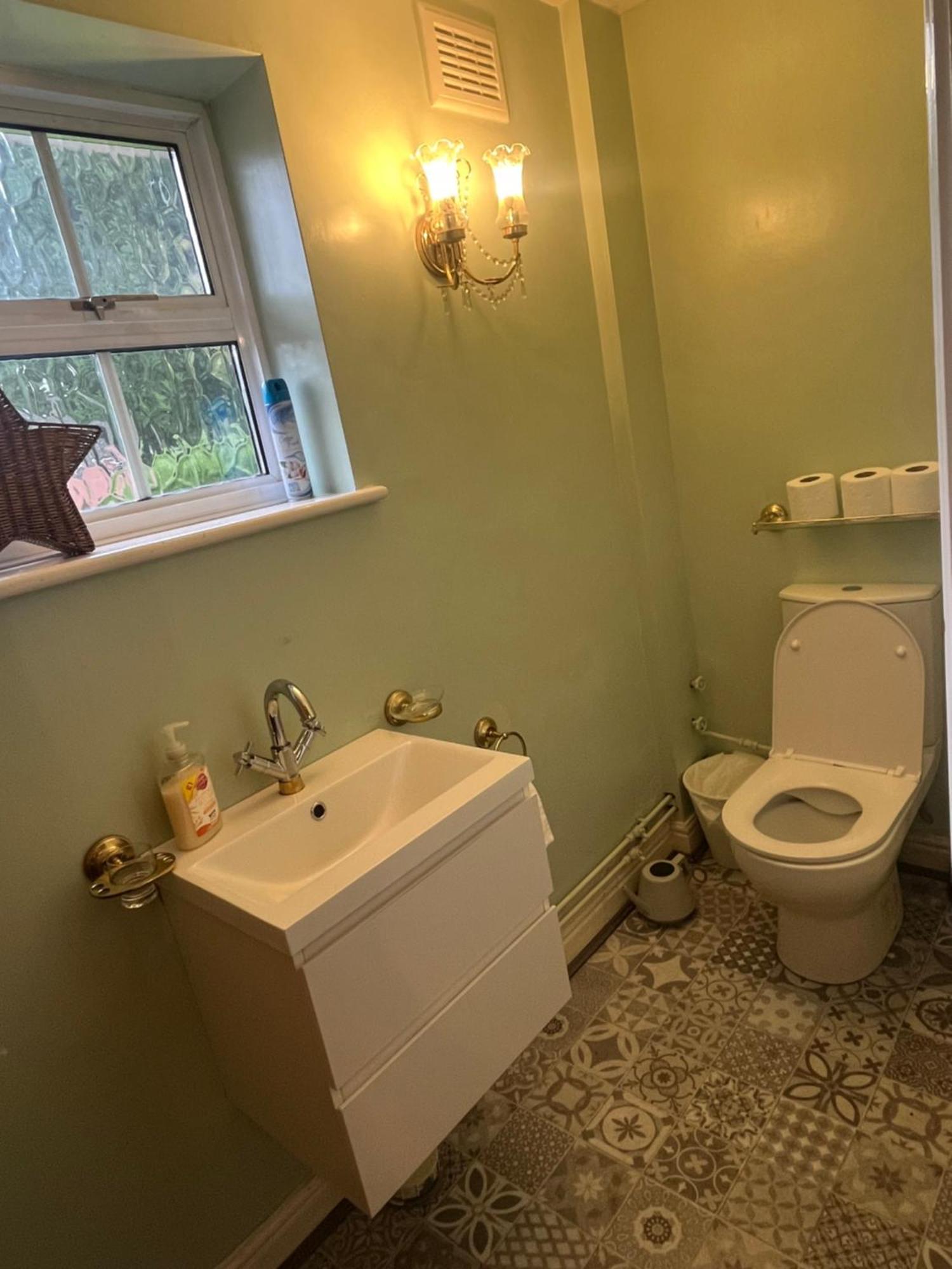 Unwind In Comfort At Cosy Caradus Your 4 Bedroom Sweet Home! Birmingham