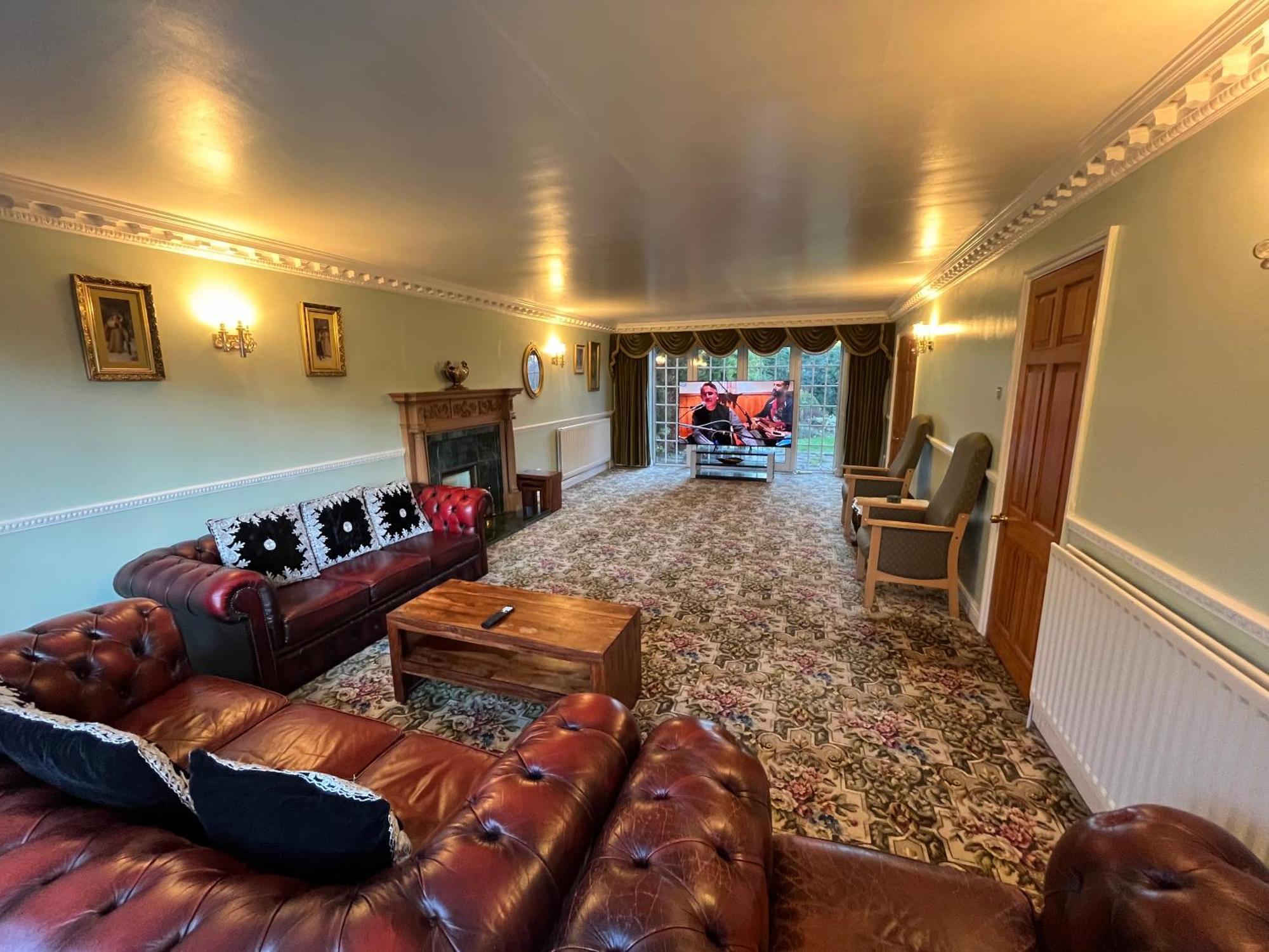 Unwind In Comfort At Cosy Caradus Your 4 Bedroom Sweet Home! Villa