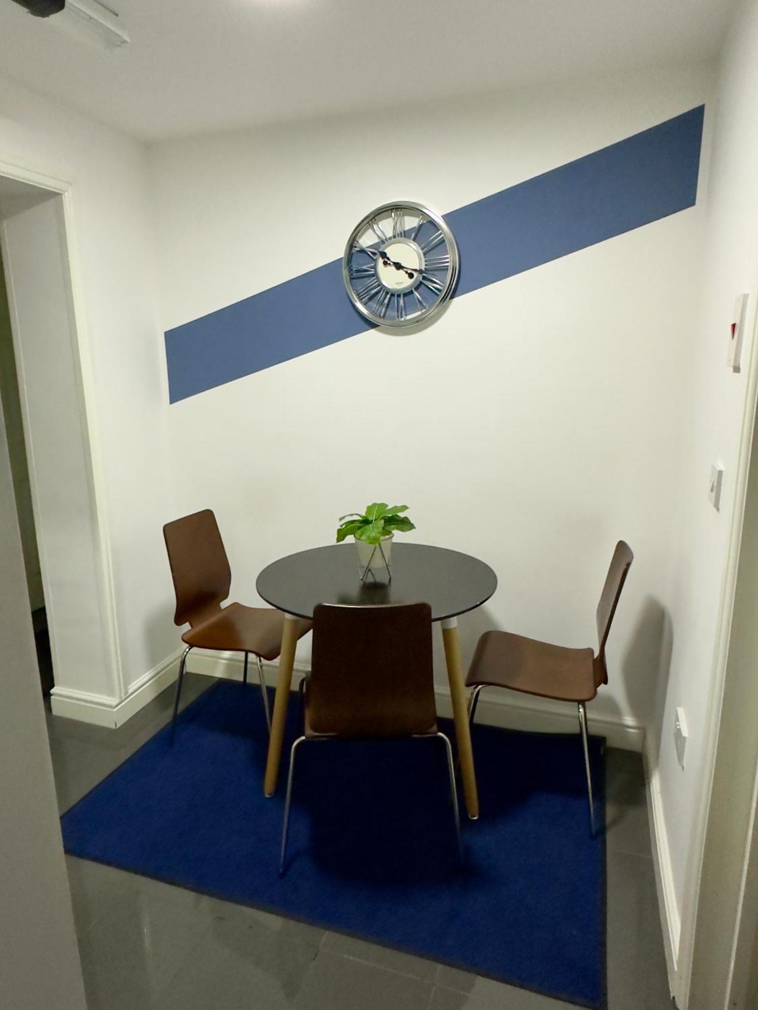 Large 7 Bedrooms Split-level Flat Sleeps Up To 14 *