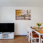 Stay Near Airport & Nec, The Leyburn