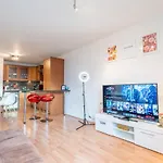 Contemporary 2-Bed City-Centre Apartment With Parking - Close To New Street