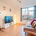 Contemporary 2-Bed City-Centre Apartment With Parking - Close To New Street