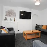 Birmingham Coplow, 3 Bedrooms House, With 6 Beds, 2X Doubles Beds, 3X Singles Beds And 1 Sofa-Bed,Sleeps People
