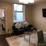 Ground Floor Contemporary 1 Bed Apartment