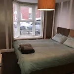 Ground Floor Contemporary 1 Bed Apartment