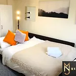 Beautiful Flat In Birmingham City Centre, Sleeps 9, Free Car Parking !