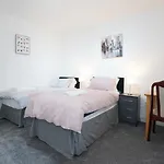 Birmingham Hagley West House, 5 Bedrooms With 7 Beds, 3X Doubles Beds, 4X Singles Beds,2 Toilets,2 Bathrooms,2 Toilets, Sleeps 7-10 People Great Motorway Links M5 M6 M42 A38 A34