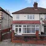 Birmingham Hagley West House, 5 Bedrooms With 7 Beds, 3X Doubles Beds, 4X Singles Beds,2 Toilets,2 Bathrooms,2 Toilets, Sleeps 7-10 People Great Motorway Links M5 M6 M42 A38 A34