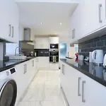 Birmingham Hagley West House, 5 Bedrooms With 7 Beds, 3X Doubles Beds, 4X Singles Beds,2 Toilets,2 Bathrooms,2 Toilets, Sleeps 7-10 People Great Motorway Links M5 M6 M42 A38 A34