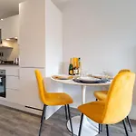 Maevela Apartments - Jungle Vibe Luxury City Centre 1 Bed Apartment - New Build - City Centre, Digbeth - Rooftop Terrace - Ps4 & Smart Tv\'S