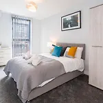New Build - 2 Bed Snug Modern Apartment - Juliet Balcony - Roof Top Terrace - Digbeth, Birmingham City Centre - Free Netflix & Smart Tv
