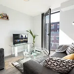 New Build - 2 Bed Snug Modern Apartment - Juliet Balcony - Roof Top Terrace - Digbeth, Birmingham City Centre - Free Netflix & Smart Tv