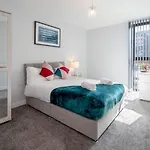 New Build - 2 Bed Snug Modern Apartment - Juliet Balcony - Roof Top Terrace - Digbeth, Birmingham City Centre - Free Netflix & Smart Tv