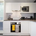 *New Build* 1 Bed Modern Apt - With Juliet Balcony - Roof Top Terrace - Digbeth, Birmingham City Centre - Free Netflix & Smart Tv