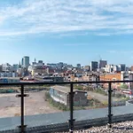 New Build - 2 Bed Luxury Spacious Modern Apt - Roof Top Terrace - Digbeth, Birmingham City Centre - Free Netflix & Smart Tv