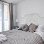 Luxury 2Bed Spacious Apartment- City Centre- Free Parking
