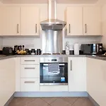 Caliber Stays Birmingham Bliss - Medusa Suite Apartments - Central 2-Bed Retreat - City Attractions, Sleeps 4, Free Netflix, Nearby Parking & Close Proximity - Bullring, Grand Central, The Cube - 5 Minutes Walk