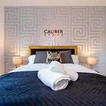 Caliber Stays Birmingham Bliss - Medusa Suite Apartments - Central 2-Bed Retreat - City Attractions, Sleeps 4, Free Netflix, Nearby Parking & Close Proximity - Bullring, Grand Central, The Cube - 5 Minutes Walk