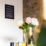 Caliber Stays Birmingham Bliss - Medusa Suite Apartments - Central 2-Bed Retreat - City Attractions, Sleeps 4, Free Netflix, Nearby Parking & Close Proximity - Bullring, Grand Central, The Cube - 5 Minutes Walk