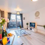Caliber Stays Birmingham Bliss - Medusa Suite Apartments - Central 2-Bed Retreat - City Attractions, Sleeps 4, Free Netflix, Nearby Parking & Close Proximity - Bullring, Grand Central, The Cube - 5 Minutes Walk