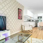 Maevela Apartments - Pink Luxury 1 Bed Apartment City Centre - 5 Min Walk From Bullring, Cube, Mailbox, New Street Station - Free Netflix & Wifi - No Parking
