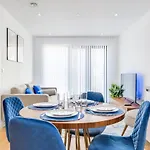 Maevela Apartments - New Build Luxury Apt With Juliet Balcony - 5 Min Walk From Bullring & Cube & Mailbox & New Street Station - Free Netflix & Wifi