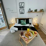 Cosy Hideaway - City Views With Free Parking & Netflix