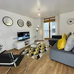 Cosy Hideaway - City Views With Free Parking & Netflix