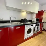 Cosy Hideaway - City Views With Free Parking & Netflix