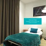 Tudors Esuites Jq Studio Apartment