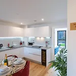 Caliber Stays Apartments & Homes - The Nemesis Suite- Two Bedroom Serviced Apartment - City Centre