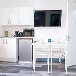 Studio Oasis - Central, Modern & Comfy With Netflix