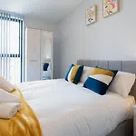 New Build - 2 Bed Cosy Modern Apartment - Juliet Balcony - Roof Top Terrace - Digbeth, Birmingham City Centre - Free Netflix & Smart Tv