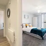 New Build - 2 Bed Cosy Modern Apartment - Juliet Balcony - Roof Top Terrace - Digbeth, Birmingham City Centre - Free Netflix & Smart Tv