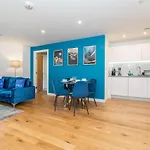Maevela Apartments - Luxury Broad St Apartment - 2 Bed, 2 Bath - City Centre/Cube/Mailbox - With Underground Parking ✓- L Shape Sofa, Large 50 Inch Smart Tv With Free Netflix & Wifi