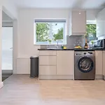 Haus - Luxury 4 Bedroom House - Parking - Fast Wifi - Smart Tvs - Garden - Top Rated