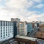 Maevela Apartments ☆ Pink Luxury Apartment With Balcony - Birmingham City Centre - 5 Min Walk From Bullring, Cube, Mailbox, New Street Station - Free Netflix & Wifi