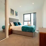 New Build ☆ Luxury Teal 2 Bed, 2 Bath Apartment - 5 Min Walk From Bullring/Cube/Mailbox/New Street Station