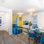 Cosy Stylish 2 Bed House ✘ L Shape Sofa ☆ Free Parking, 2 Car Spaces → With 55 Inch Smart Tv, Free Netflix & Wifi - By Maevela