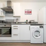 Cosy Stylish 2 Bed House ✘ L Shape Sofa ☆ Free Parking, 2 Car Spaces → With 55 Inch Smart Tv, Free Netflix & Wifi - By Maevela