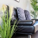 Haus 3 Bedroom House L 6 Guests L Off-Street Parking L Garden L Top Rated L Detatched