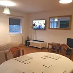 Brumstay Uk - 5 Bed Townhouse With Garden And Parking For Upto 3 Small Cars