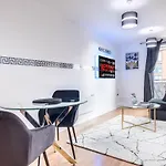 Maevela Apartments - Arcadian Versace Themed Apt ☆ Huge Balcony / Free Parking → Free Netflix -2 Min Walk From Birmingham Hippodrome Theatre, Arcadian, China Town, Sidewalk Club, Gay Village, 5 Mins From New Street Train Station - Birmingham Grand Ce