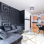 Maevela Apartments - Arcadian Versace Themed Apt ☆ Huge Balcony / Free Parking → Free Netflix -2 Min Walk From Birmingham Hippodrome Theatre, Arcadian, China Town, Sidewalk Club, Gay Village, 5 Mins From New Street Train Station - Birmingham Grand Ce