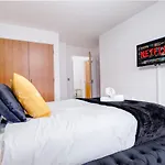 Maevela Apartments - Arcadian Versace Themed Apt ☆ Huge Balcony / Free Parking → Free Netflix -2 Min Walk From Birmingham Hippodrome Theatre, Arcadian, China Town, Sidewalk Club, Gay Village, 5 Mins From New Street Train Station - Birmingham Grand Ce