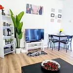 Luxury 1 Bed Service Apartment With Parking