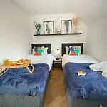 Cosy 2Br Retreat, Near Uni & Qe Hospital, Parking