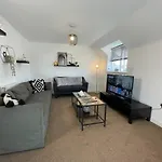 Cosy 2Br Retreat, Near Uni & Qe Hospital, Parking