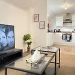 Cosy 2Br Retreat, Near Uni & Qe Hospital, Parking