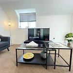Cosy 2Br Retreat, Near Uni & Qe Hospital, Parking